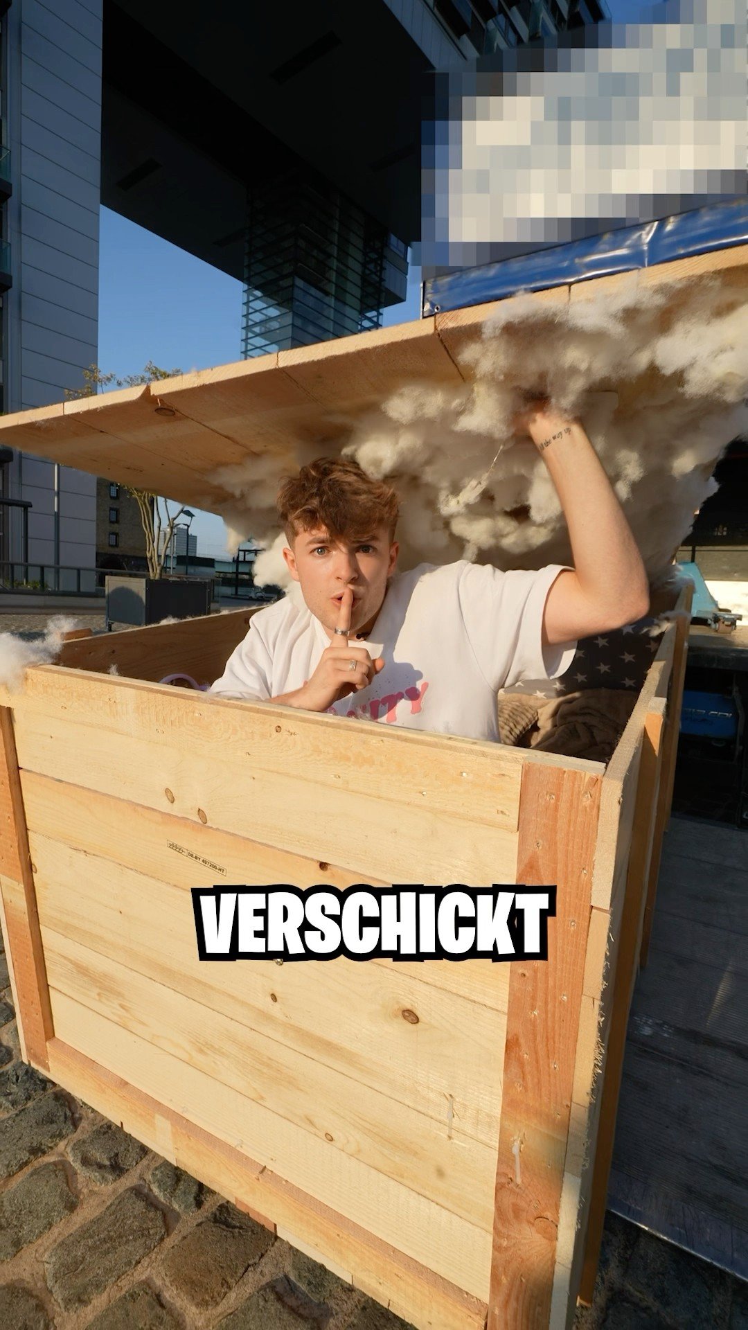 Lewinray in einer Holzkiste während einer Sonos Kooperation